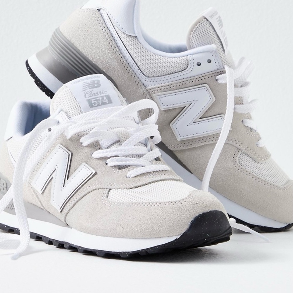 New Balance 574 Classics Grey and White Womens Sneakers 8 Wide NWT w/box